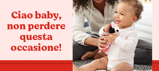 Mamma e bambina con Minnie in mano comunicano una promozione